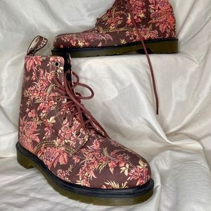 DR. MARTENS - FLORAL BOOTS 🌸